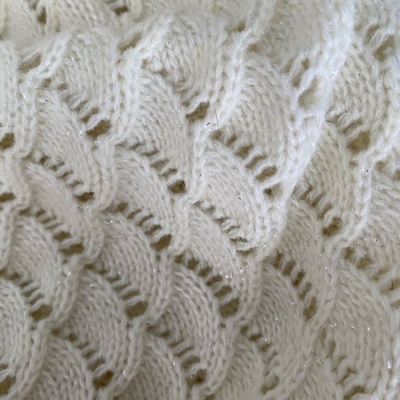 Woman’s white knit hat - Picture 3 of 3